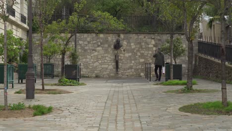 Le-Passe-Muraille--in-District-of-Montmartre