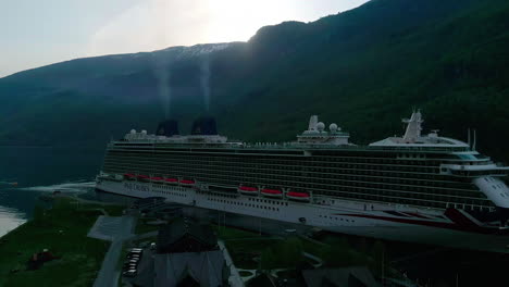 Crucero-En-El-Puerto-Deportivo-Del-Famoso-Flam,-Noruega,-Vista-Aérea