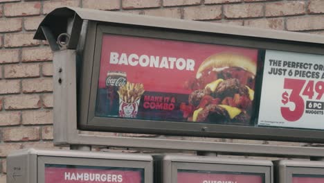 Baconator-Firmar-En-El-Menú-A-Bordo-En-Drive-thru-En-El-Restaurante-Wendy&#39;s-En-Salmon-Arm,-Columbia-Británica,-Canadá