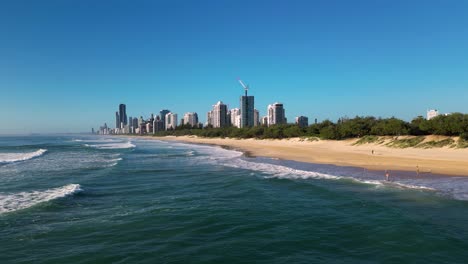 Right-to-left-aerial-view-over-Main-Beach-looking-South-towards-Surfers-Paradise,-Gold-Coast,-Australia