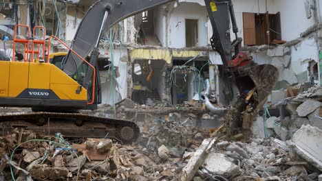 Equipo-Pesado-Limpia-Los-Escombros-De-Edificios-Derrumbados-En-La-Franja-De-Gaza.