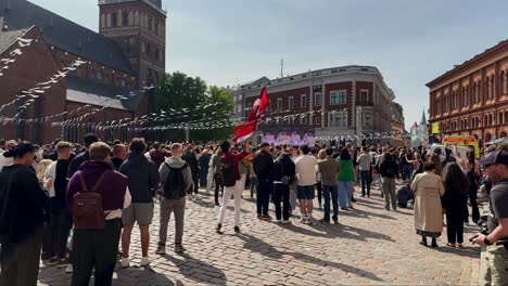 Riga,-Lettland,-Domplatz,-Leute-Schauen-Sich-Hockeyspiele-Auf-Bildschirmen-Im-Freien-An,-Zeitlupe