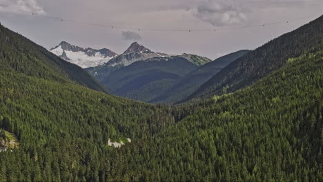 Whistler,-BC,-Kanada-–-Luftaufnahme-Eines-V5-Drohnenüberflugs-Mit-Zoom,-Der-Atemberaubende-Ausblicke-Auf-Waldtäler-Und-Berggipfel-Einfängt,-Während-Die-Gondel-Die-Landschaft-Durchquert-–-Aufgenommen-Mit-Mavic-3-Pro-Cine-–-Juli-2023