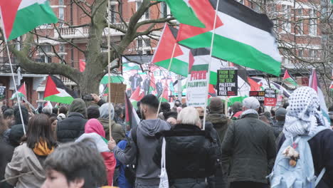 Londres,-Detener-La-Guerra,-Manifestantes-Con-Banderas-Y-Pancartas-De-Palestina-Se-Reúnen-Para-Escuchar-El-Discurso