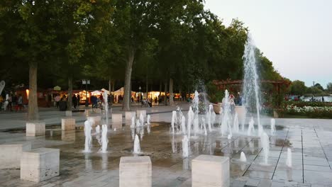 Hungría,-Balatonfüred,-Paseo-Tagor-Y-Bodegas-A-Través-De-La-Fuente-En-El-Centro-De-La-Ciudad-Durante-La-Temporada-Alta.