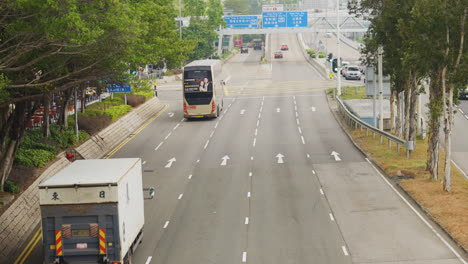 Smooth-traffic-on-the-avenues-of-Hong-Kong,-on-a-sunny-afternoon