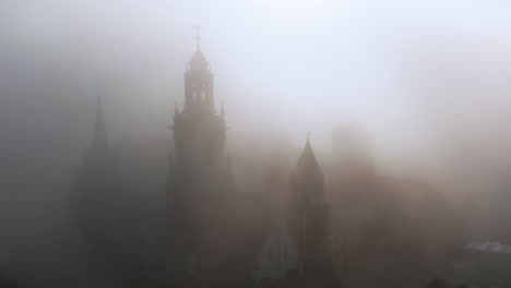 Wawel-Castle-during-foggy-sunrise,-Krakow,-Poland