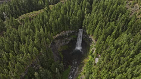 Brandywine-Falls-Bc-Canada-Vista-Aérea-V3-De-Pájaro-Sobrevuelo-Del-Parque-Provincial-Capturando-Senderos-De-Observación-Y-Cascada-De-Agua-Sobre-Rocas-Volcánicas-En-Un-Cañón-Profundo---Filmado-Con-Mavic-3-Pro-Cine---Julio-De-2023