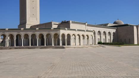 Bright-sunny-day-at-the-grand-Mosque-Malik-ibn-Anas-in-Carthage,-Tunisia-with-clear-blue-sky