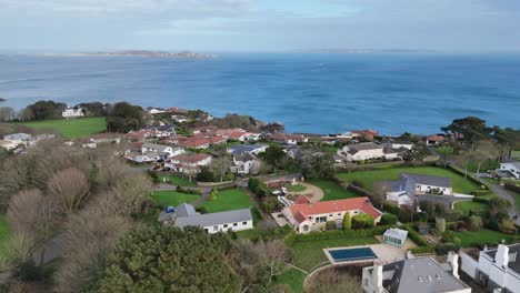 Flug-über-Fort-George,-Eine-Der-Teuersten-Wohnsiedlungen-Guernseys,-Hinaus-Aufs-Meer-Mit-Blick-Auf-Herm-Sark-Und-Jethou-An-Einem-Sonnigen-Tag