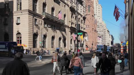 Ein-Zeitraffer-Auf-Straßenebene-Von-New-York-City-An-Einem-Sonnigen-Tag-Mit-Klarem-Blauen-Himmel