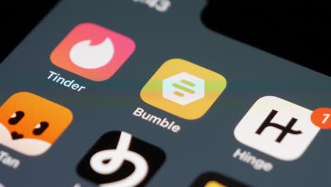 Aplicación-Bumble-Y-Tinder-En-La-Pantalla-Del-Teléfono-Inteligente