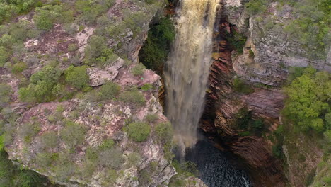 Vista-Aérea-De-Una-Cascada-Y-Un-Río-En-Medio-De-Una-Gran-Vegetación,-Chapada-Diamantina,-Bahía,-Brasil