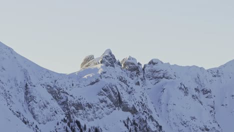 Luftperspektive-Im-Morgengrauen,-Die-Die-Silhouette-Der-Schneebedeckten-Berge-Offenbart