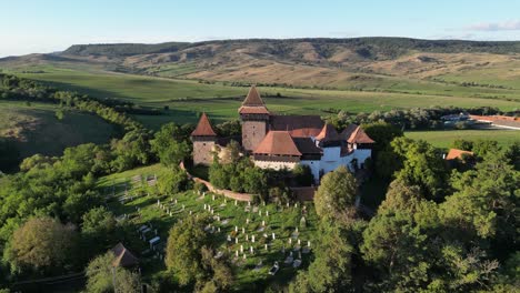 Iglesia-Fortificada-En-Viscri,-Transilvania,-Rumania---Círculos-Aéreos-4k