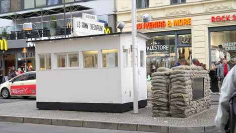 Checkpoint-Charlie---Famous-Landmark-Boundary-Marking-East-And-West-Berlin,-Germany
