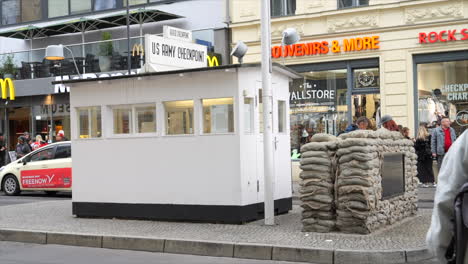 Checkpoint-Charlie---Berühmtes-Wahrzeichen,-Das-Die-Grenze-Zwischen-Ost--Und-Westberlin-Markiert,-Deutschland