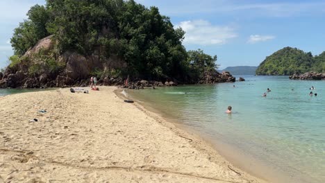 Caminando-Por-Una-Hermosa-Playa-Exótica-En-El-Sudeste-Asiático-De-Tailandia-Con-Turistas