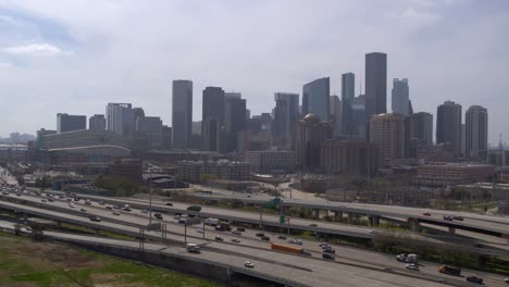 Toma-De-Drones-Del-Centro-De-Houston,-Texas,-En-Un-Día-Soleado-De-Alto-Contraste.