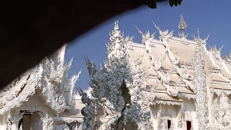 Revelación-Cinematográfica-En-Cámara-Lenta-De-Wat-Rong-Khun,-También-Conocido-Como-Templo-Blanco-En-Tailandia