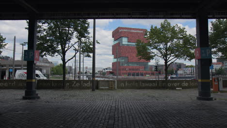 The-Panoramic-Vista-of-the-Museum-aan-de-Stroom-in-Antwerp,-Belgium---Drone-Flying-Forward