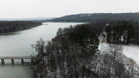 Winterlandschaft-Am-Lake-Sequoyah-In-Arkansas,-USA---Luftaufnahme