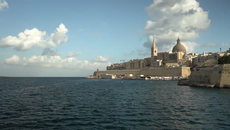 Malta,-Wunderschöne-Und-Schöne-Aufnahmen-Mit-Meerblick-Von-Den-Antiken-Ruinen-Und-Gebäuden-Von-Valletta