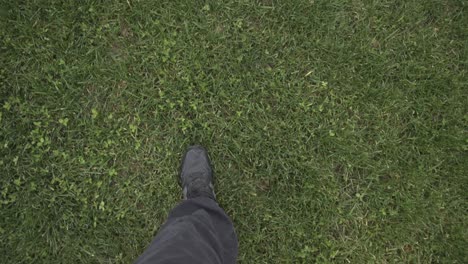 Un-Hombre-Caminando-En-Zapatillas-De-Deporte