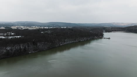 Lake-Sequoyah-In-Winterlicher-Landschaft,-Arkansas,-USA---Luftaufnahme-Einer-Drohne