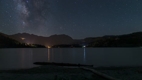Sternenklare-Nacht-über-Dem-June-Lake-In-Der-Nacht-In-Kalifornien,-USA