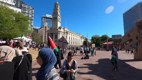 Heterogene-Menschenmenge-Mit-Fahnen-Bei-Einem-Friedlichen-Protest-Auf-Dem-Stadtplatz-Von-Auckland