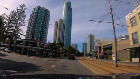 Punto-De-Vista-Conduciendo-A-Través-De-Surfers-Paradise-En-Surfers-Paradise-Blvd-Hacia-Q1,-Gold-Coast