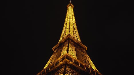 Torre-Eiffel-Dorada-Iluminada-Por-La-Noche-En-Otoño