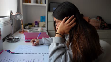 Una-Adolescente-Estudiando-Aburrida-En-La-Mesa-De-Su-Habitación.