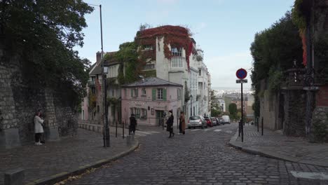 Junge-Mädchen-Suchen-Nach-Instagramtauglichen-Orten-Rund-Um-Montmartre