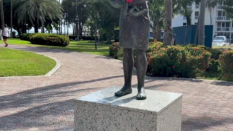 Schwenk-Nach-Oben-Zur-Anne-Frank-Statue-Auf-Aruba