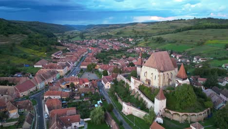 Pueblo-De-Biertan-E-Iglesia-Fortificada-En-Transilvania,-Rumania---Antena-4k