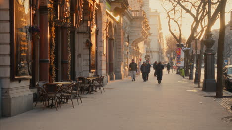 Gente-Caminando-Por-La-Famosa-Calle-Comercial-De-Lujo-Húngara