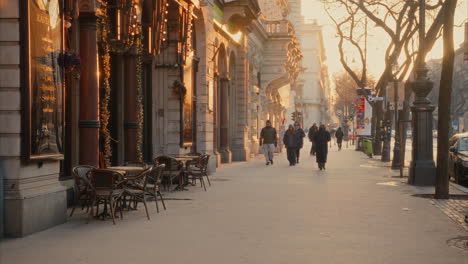 People-walking-on-the-famous-Hungarian-luxury-shopping-street