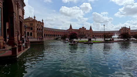 Die-Wunderschön-Dekorierte-Plaza-De-España-Mit-Flauschigen-Wolken-Darüber