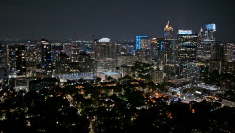 Atlanta,-Georgia,-Luftaufnahme-Einer-V901-Hyperlapse-Drohne-über-Und-Um-Das-Lebhafte-Stadtviertel-Midtown,-Wobei-Die-Beleuchtete-Stadtlandschaft-Und-Der-Straßenverkehr-Bei-Nacht-Erfasst-Werden-–-Aufgenommen-Mit-Mavic-3-Pro-Cine-–-Juli-2023