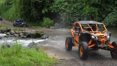 Recorrido-Lado-A-Lado-Selva-Tropical,-Río,-Todoterreno