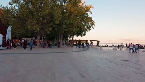 Panoramic-video-from-the-iconic-Tagore-Promenade-and-the-local-marina-in-Balatonfüred,-Hungary