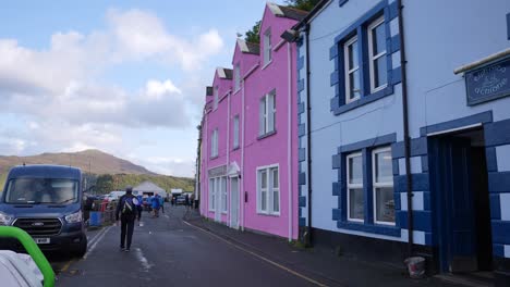 Portree,-Isle-Of-Skye,-Schottland,-Großbritannien,-Menschen-Auf-Der-Straße-Und-Gebäude-Am-Wasser,-Zeitlupe