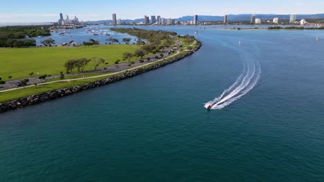 Invertir-Vistas-Aéreas-Sobre-El-Asador-Siguiendo-Un-Jetski-En-Broadwater-En-La-Costa-Dorada,-Australia