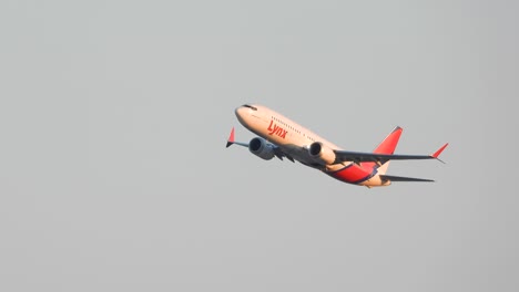 Un-Avión-De-La-Aerolínea-Lynx-Despegando-Durante-El-Atardecer.