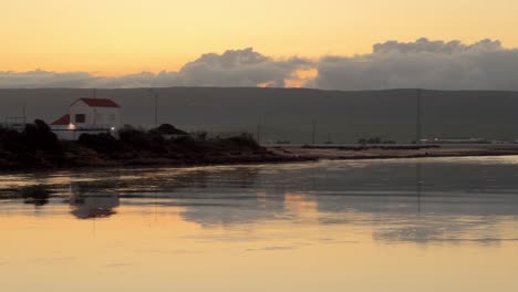 Un-Sereno-Pueblo-De-Pescadores-Descansa-A-Lo-Largo-De-La-Costa-Española-Mientras-Se-Pone-El-Sol,-Envolviendo-La-Escena-En-Tranquilidad-Y-Encarnando-La-Esencia-De-La-Calma-Y-La-Simplicidad-Costera.