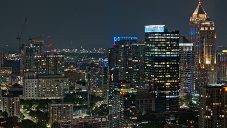 Atlanta-Georgia-Aérea-V902-Zoomed-Hyperlapse-Drone-Flyover-Midtown-Capturando-Un-Vívido-Paisaje-Urbano-Nocturno-Con-Rascacielos-Iluminados-En-El-Horizonte-Metropolitano---Filmado-Con-Mavic-3-Pro-Cine---Julio-De-2023