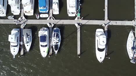 Bootsservice-Und-Marina,-Boote-Und-Motorboote,-Strand