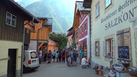 Huge-Crowds-of-Tourists-Walks-Around-Hallstatt-on-a-Sunny-Day